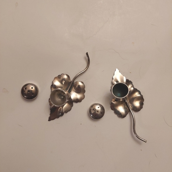 Vintage* Rare Silver Plated Mini Leaf Salt and Pepper Shakers - Picture 5 of 6